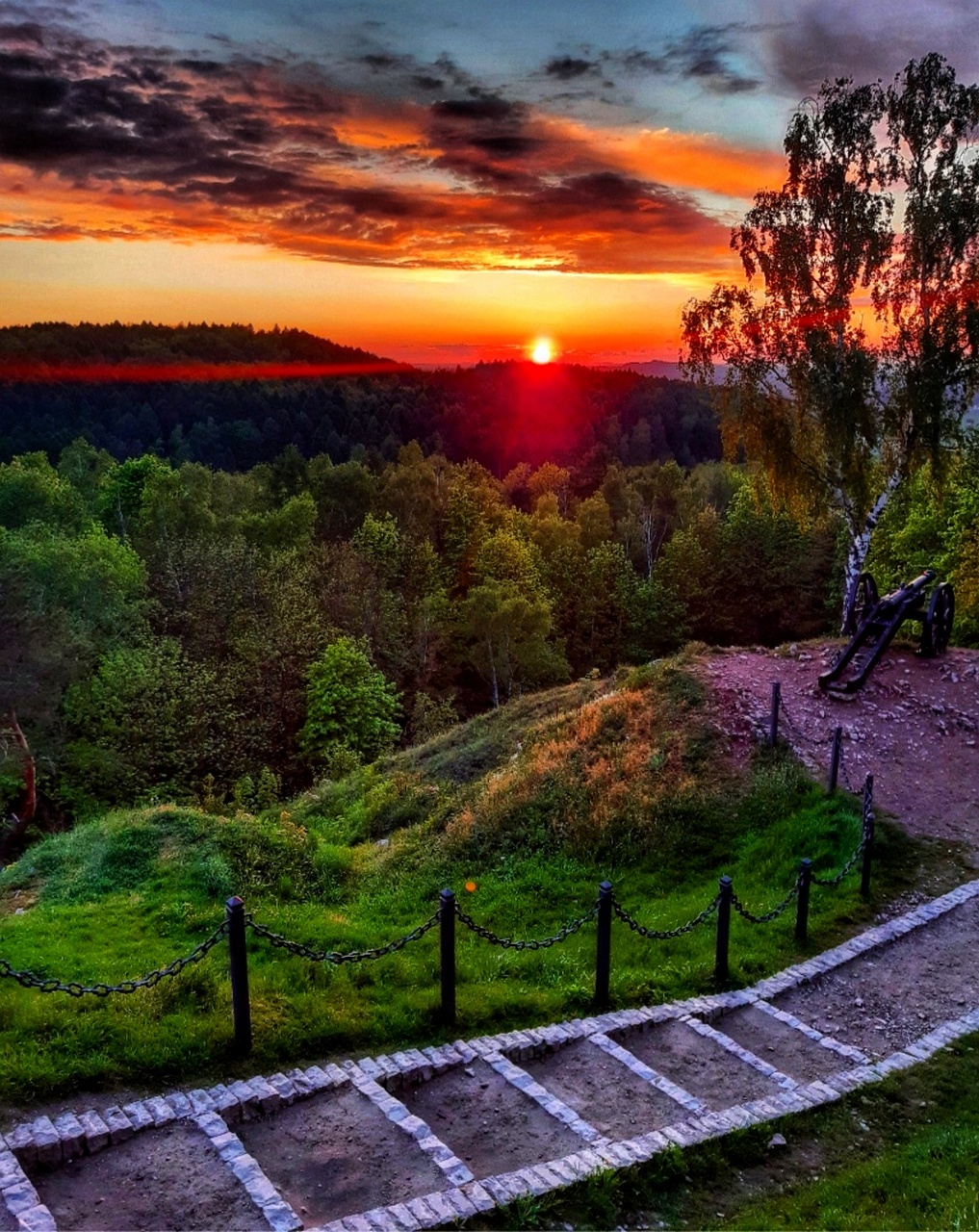 Ewa Majewska, zdjęcie przedstawia wiosenny zachód słońca widziany z zamkowego wzgórza w Chęcinach